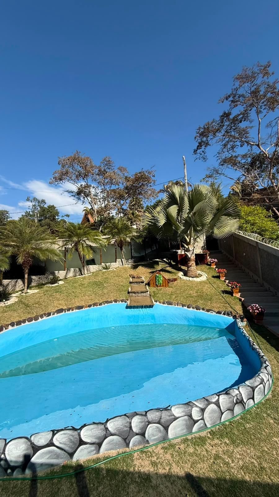 Piscina com cascata no jardim dos Chalés Boa União