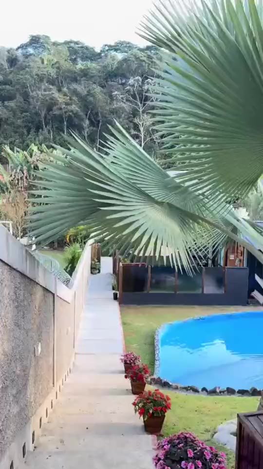 Área externa dos Chalés Boa União com piscina e jardim